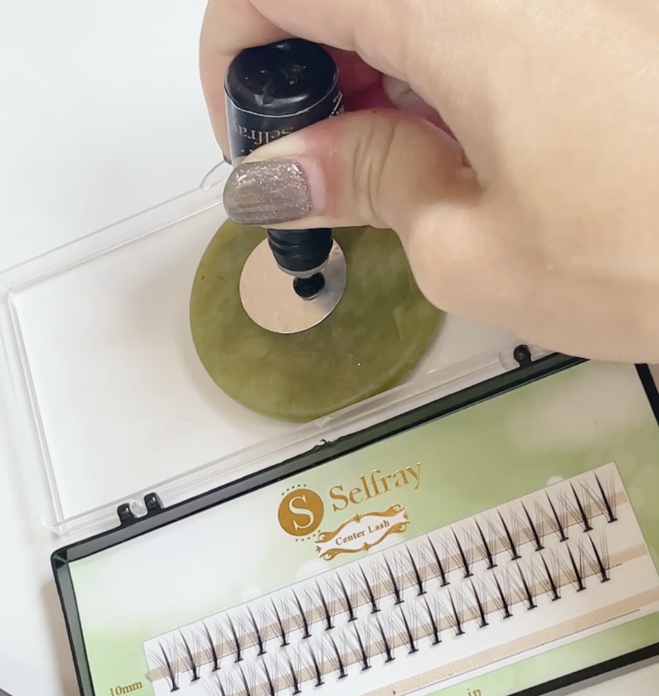 STEP2 グループレートにセルフマツエク用グルーを出す